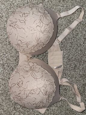 NWOT, New, Unworn Maidenform Cream Push Up Bra, Size 40DD